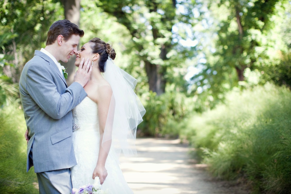bride and groom wedding photos in Fitzroy Gardens 